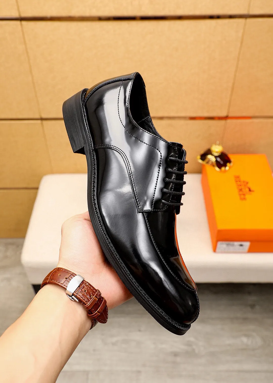 Men's shoes 💰460 💐 Product trademark: HERMES "Hermès" business leather shoes Regular size: 38-44 (45🉑️customized) Product materials: Selected imported first-layer open-edge beaded calfskin upper, imported water-dyed 🐂 cowhide lining. Strong three-dimensional visual effect, non-slip and wear-resistant combination outsole Color: 2⃣️colors available